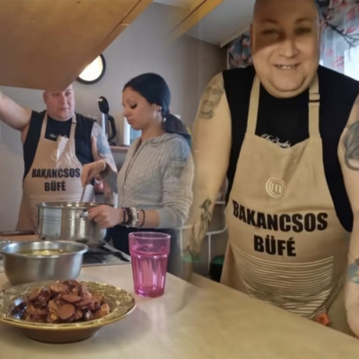 Szajkò Timike ès a hàzi hízòSertése