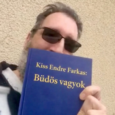 Csöves fizimiskájú Endrú könyvet olvas