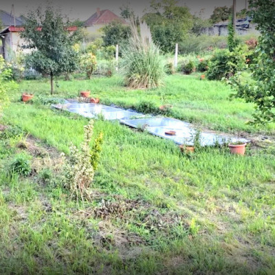 Napelemek szakszerűen felszerelve a tetőre. (tehát az udvarra lerakva)