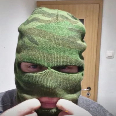 Koldustech szopóállarcban menőzik