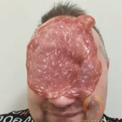 Mc Koca szalámival a fején vigyorog