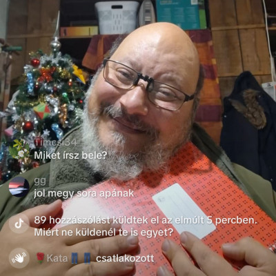 Vadász Tojás a pedofile aktákkal pózol