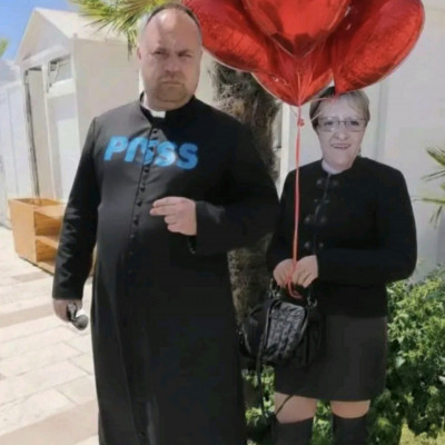 MC ősi pap Polossal valentin napozik