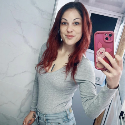 Skizófejű Kinga pózol