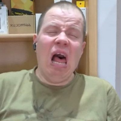 Amikor Alex tüsszent, gondolataiban egy ló harap rá a fitymájára