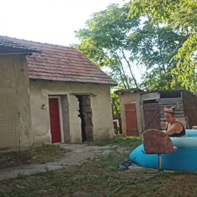 Ádám Mobilszék medencéje a putriban