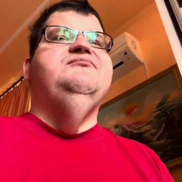 Kiki őrült fejet vág