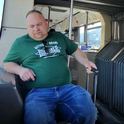Ananász a külföldi menekülő malac pocok buszon tespedős póza