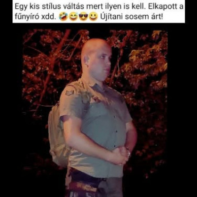 Horvárth Szartinszka arcszőrzet nélkül, szopott gombóc fejjel pózol