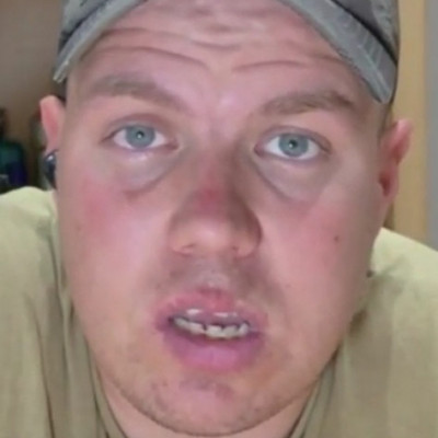 Sármos kipihent fejű Alex keresztrejtvényt fejt.