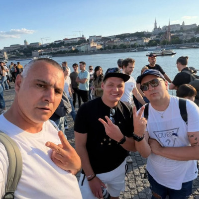 Venomsz, buzzancs Árminka és a meleg pasija òcskáskodnak Pesten