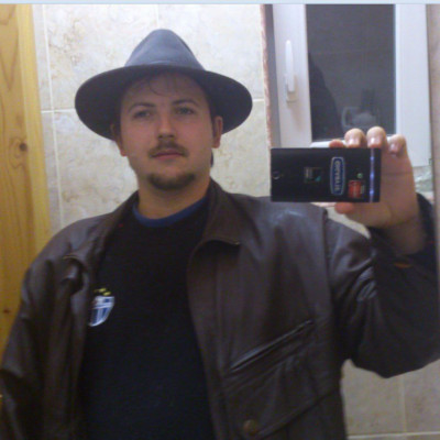 Ernyő pózol valami gány cowboy féle szettben a kis Sonykával.