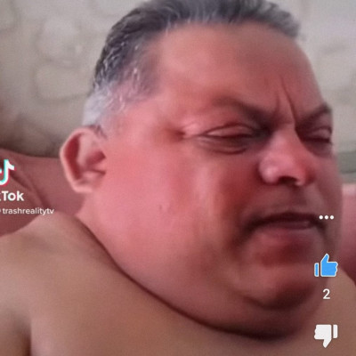 A mamusz elnök (valamiért) vörös kínaira duzzadt feje