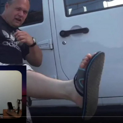 MC hülyegyerek kb. 4 számmal nagyobb papucsban