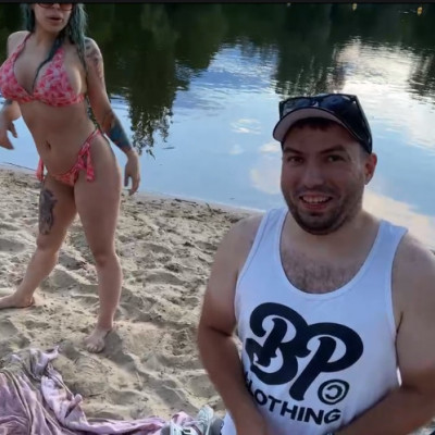 Májas a kacsafejű twitch ribanccal Dr. Nati-val pózol