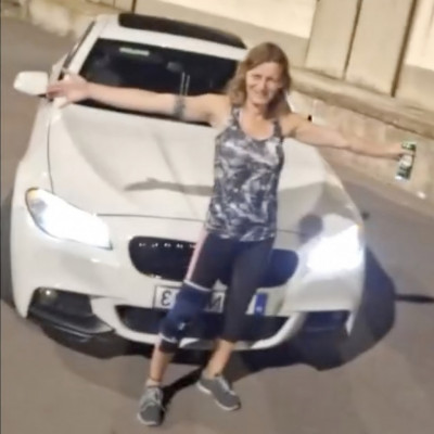 Szarszagú Tibi az újszászi cigók BMW-je előtt flexel (2023.09.02.)