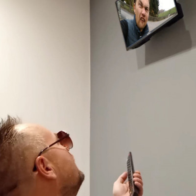 Mc pityesz TV-t néz.