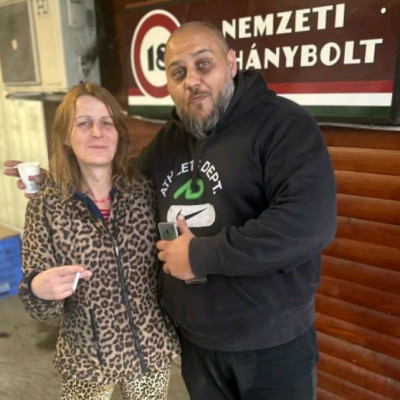 Faláb tranyó tibi busákkal feszít