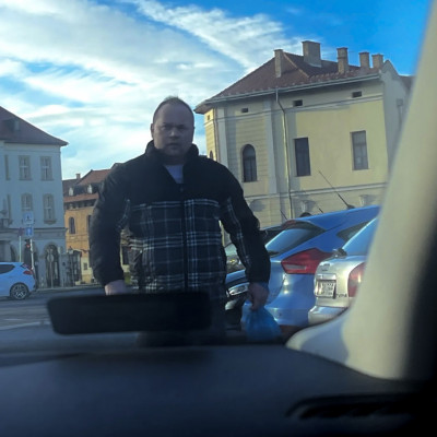Mc pityuka miskolcon árulja a csokis jukát egy parkolóban