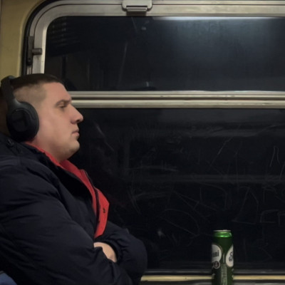 Kufár Bence egy sör társaságában vonatozik - spotting: 2023-12-19