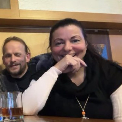 Íme Herbert tróger felszopójának vízfejű neje, akit megkúrt