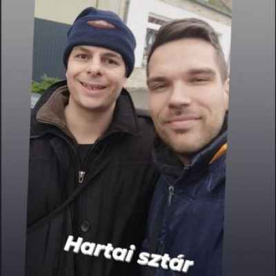 Trash szopó Patyuska az elmeroggyant Markó Gergellyel pózol