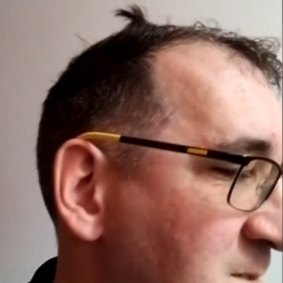 Veknifej szatír Endre csodálatos frizurája