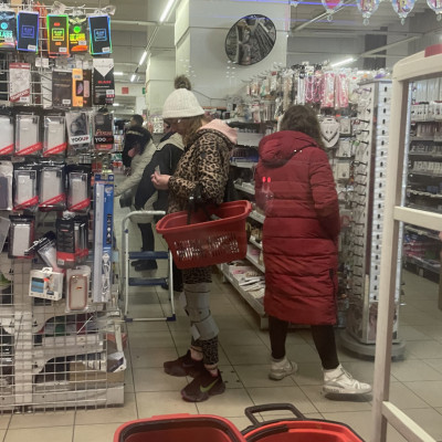 Tranyó shoppingol Sodi meg a háttérben sunnyog 2024 02.15.