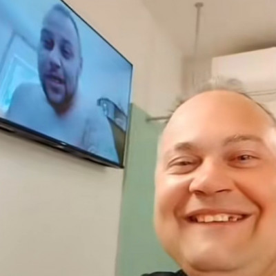 Mc Rothadtfogú, szerelmét, Bem Juszufot nézi a TV-ben