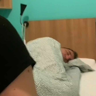 Meleg Sodi édesdeden alszik a tranyóval egy légtérben