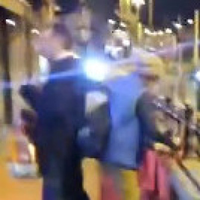 Kaffka épp sodi telefonját teszi zsebre rutinos mozdulattal