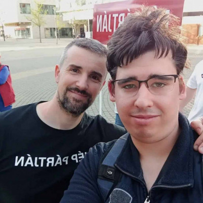 A torzfejű szűz Jenes Patrik Parizeres Jakabbal pózol