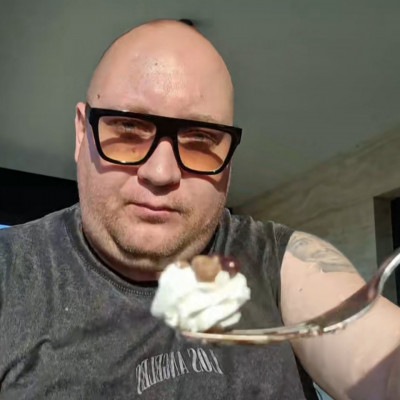 Hízòdisznò Subi Roland ùjabban Cukràszdákban hízlalja magát