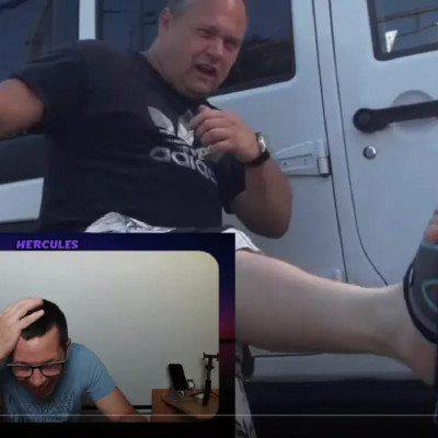 MC hülyegyerek kb. 4 számmal nagyobb papucsban