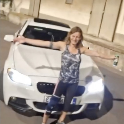 Szarszagú Tibi az újszászi cigók BMW-je előtt flexel (2023.09.02.)