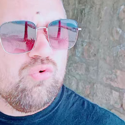 Mc Szarszagú hajléktalant a légy szállja
