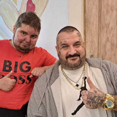 Rugós Brekike a ragyás kis debillel, Futyival pózol