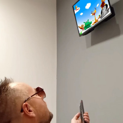 Mc pityesz TV-t néz.
