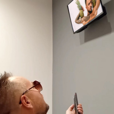 Mc pityesz TV-t néz.