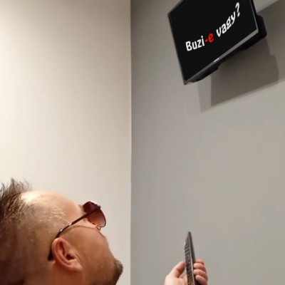 Mc pityesz TV-t néz.