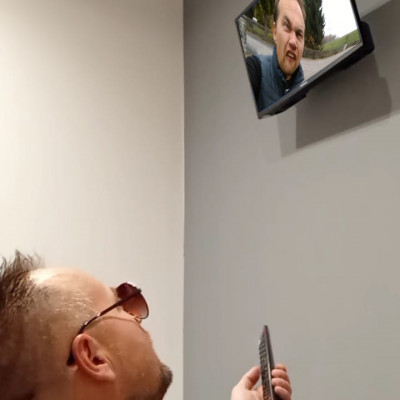Mc pityesz TV-t néz.