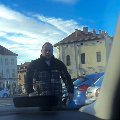 Mc pityuka miskolcon árulja a csokis jukát egy parkolóban