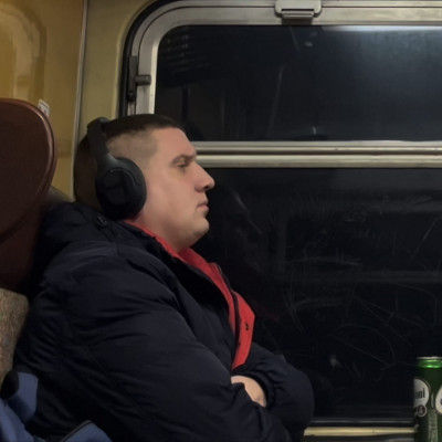Kufár Bence egy sör társaságában vonatozik - spotting: 2023-12-19