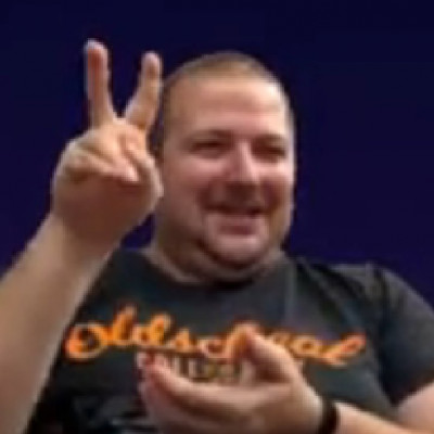 Ernő 2 ujjal mutogat