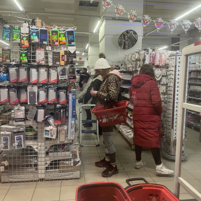 Tranyó shoppingol Sodi meg a háttérben sunnyog 2024 02.15.