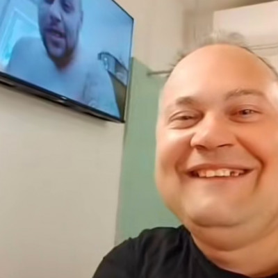 Mc Rothadtfogú, szerelmét, Bem Juszufot nézi a TV-ben