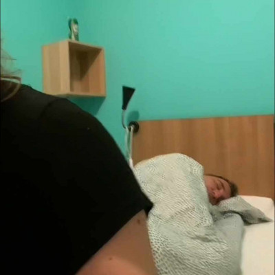 Meleg Sodi édesdeden alszik a tranyóval egy légtérben