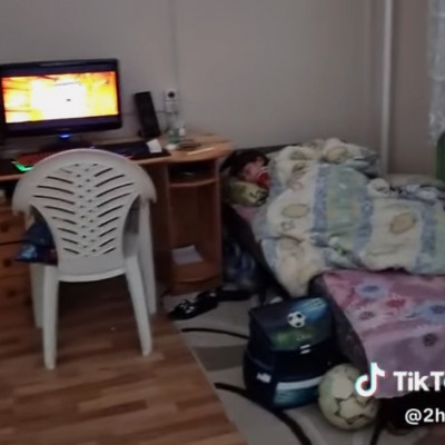 Ernő szegény kisfia így próbál aludni, miközben Ernő ordibál az interneten