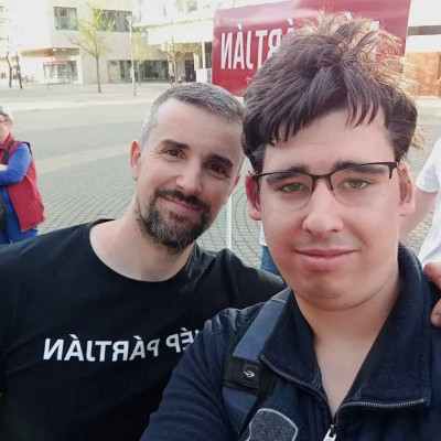 A torzfejű szűz Jenes Patrik Parizeres Jakabbal pózol