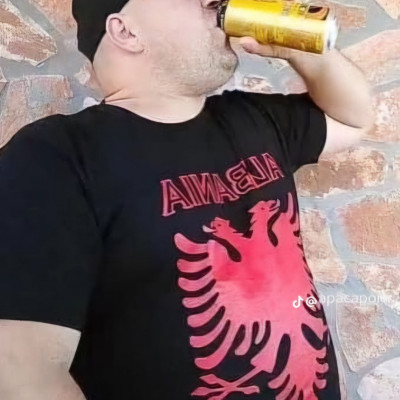 Mc Isti jò sok Cukros energiaitalt iszik és a fogai is egyre csak hullanak kifele